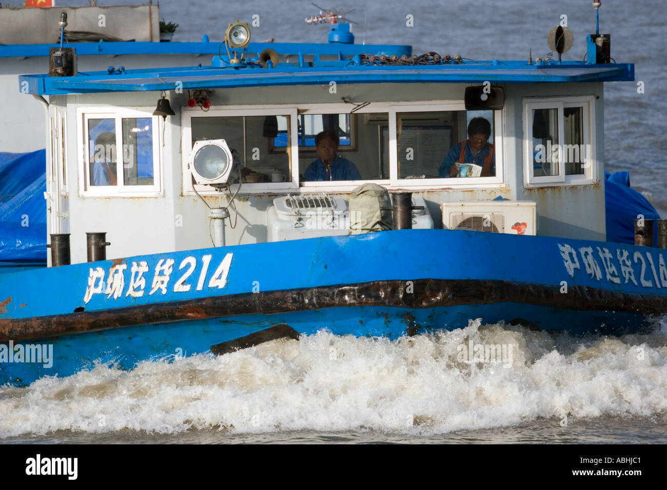 Un port bleu croisières en bateau le long de la rivière Huang Pu à Shanghai Chine Banque D'Images