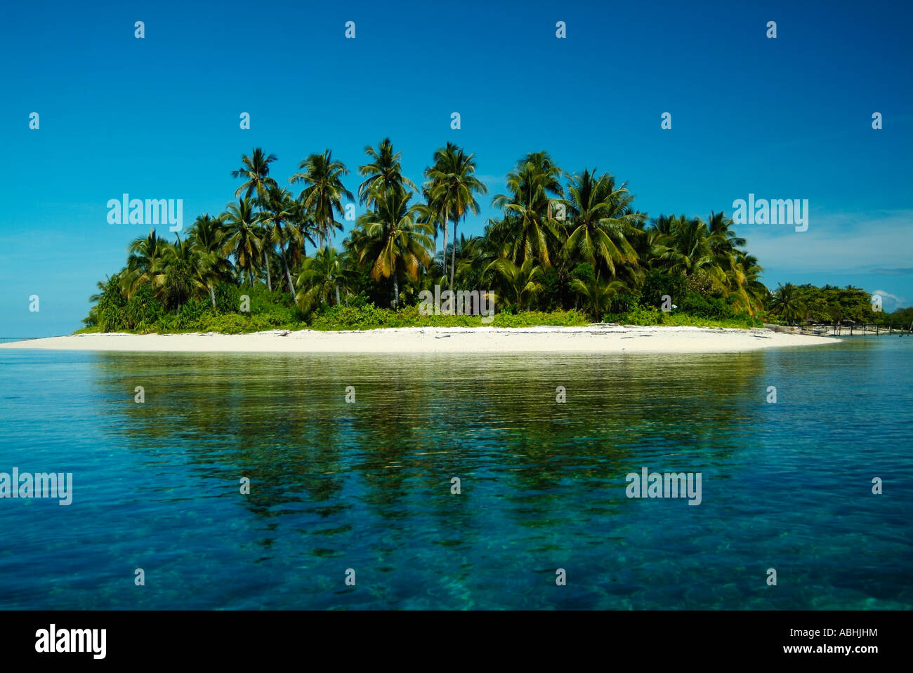 Petite île de Raja Ampat, Indonésie Banque D'Images