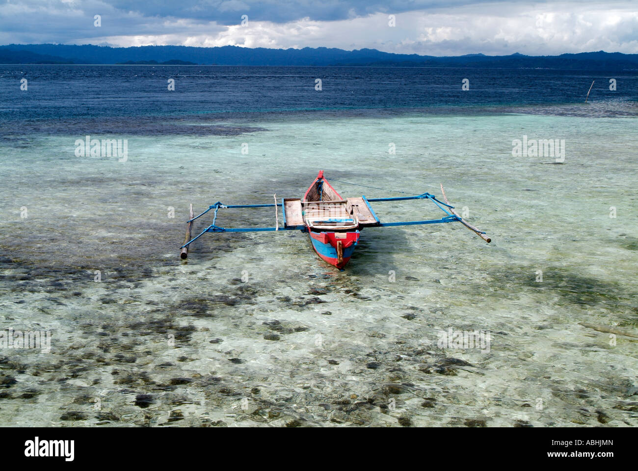 Bateau en bois, petite île de Raja Ampat, Indonésie Banque D'Images