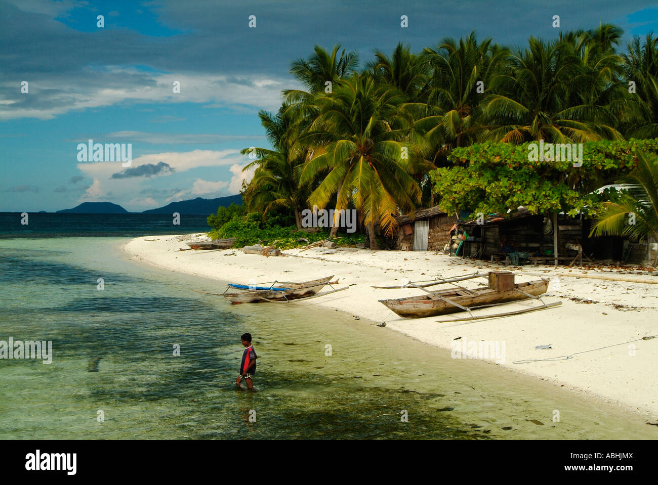 Des bateaux en bois, petite île de Raja Ampat, Indonésie Banque D'Images