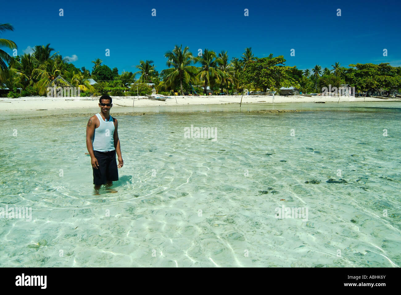 Homme debout sur une petite île de Raja Ampat Banque D'Images