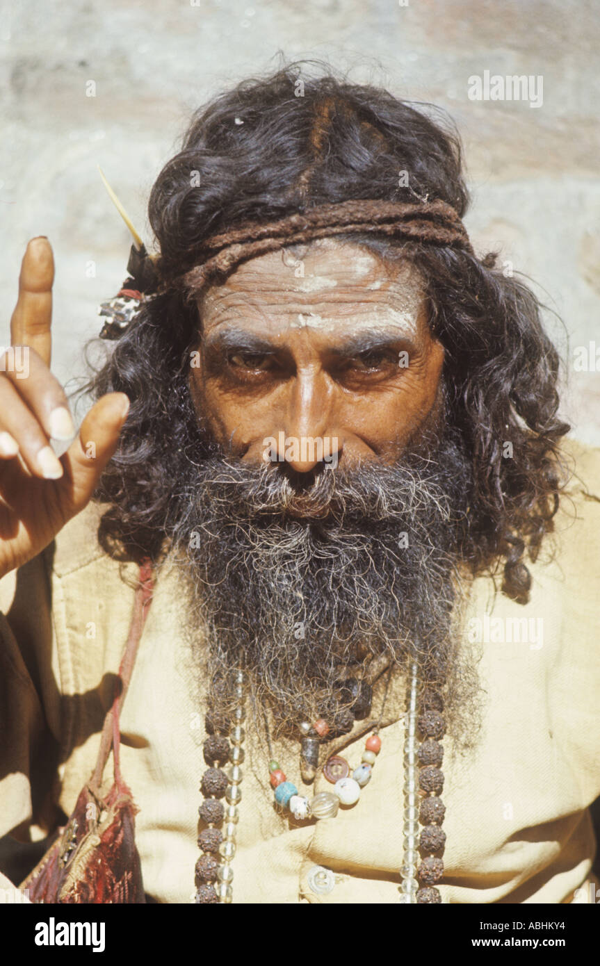 Hindou Sadhus, également appelé "hommes saints", se trouve à proximité de tous les principaux lieux de pèlerinage en Inde Banque D'Images