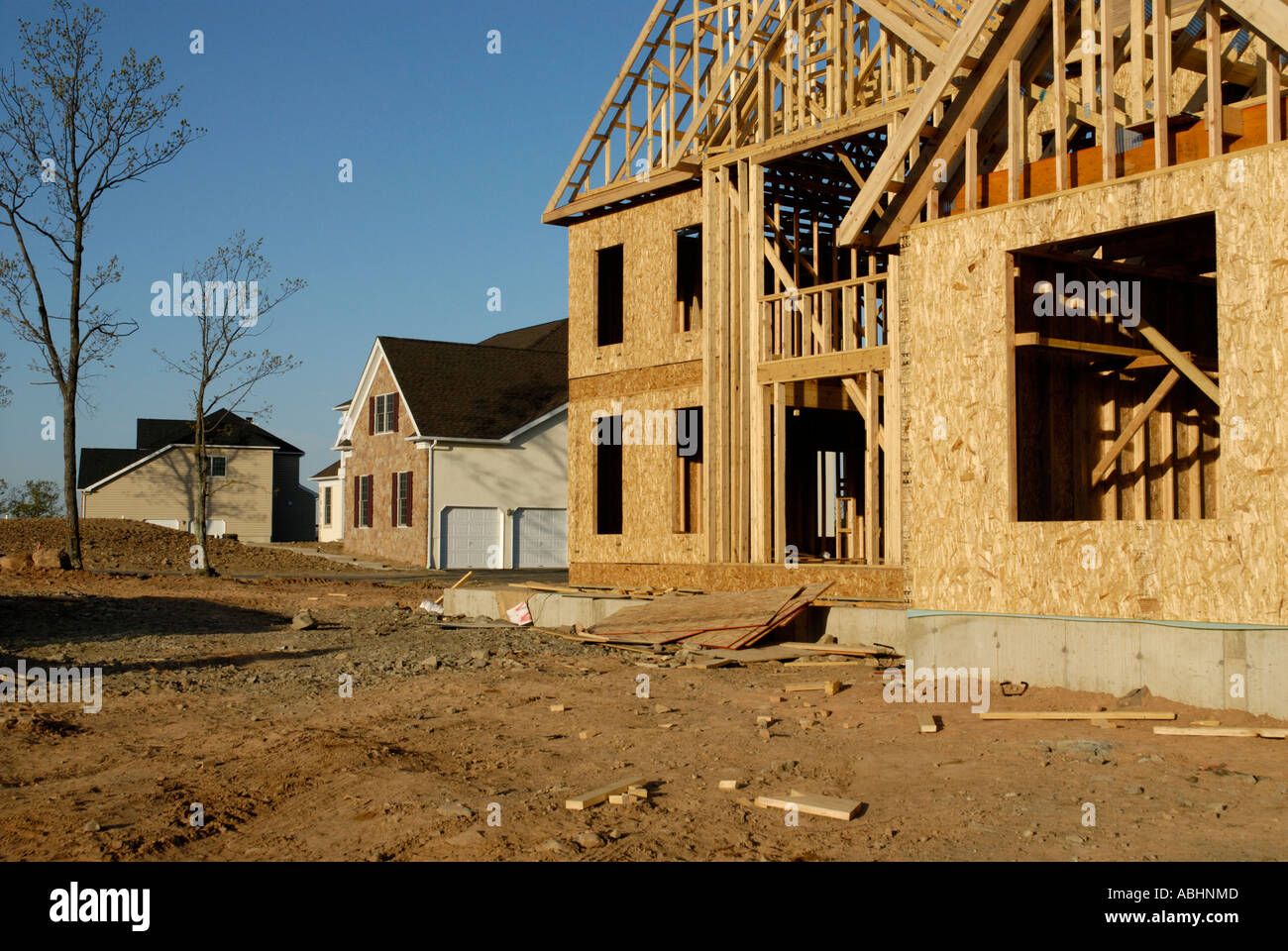 Nouveau développement du logement de banlieue en construction avec fini et pans de bois nouvellement Banque D'Images