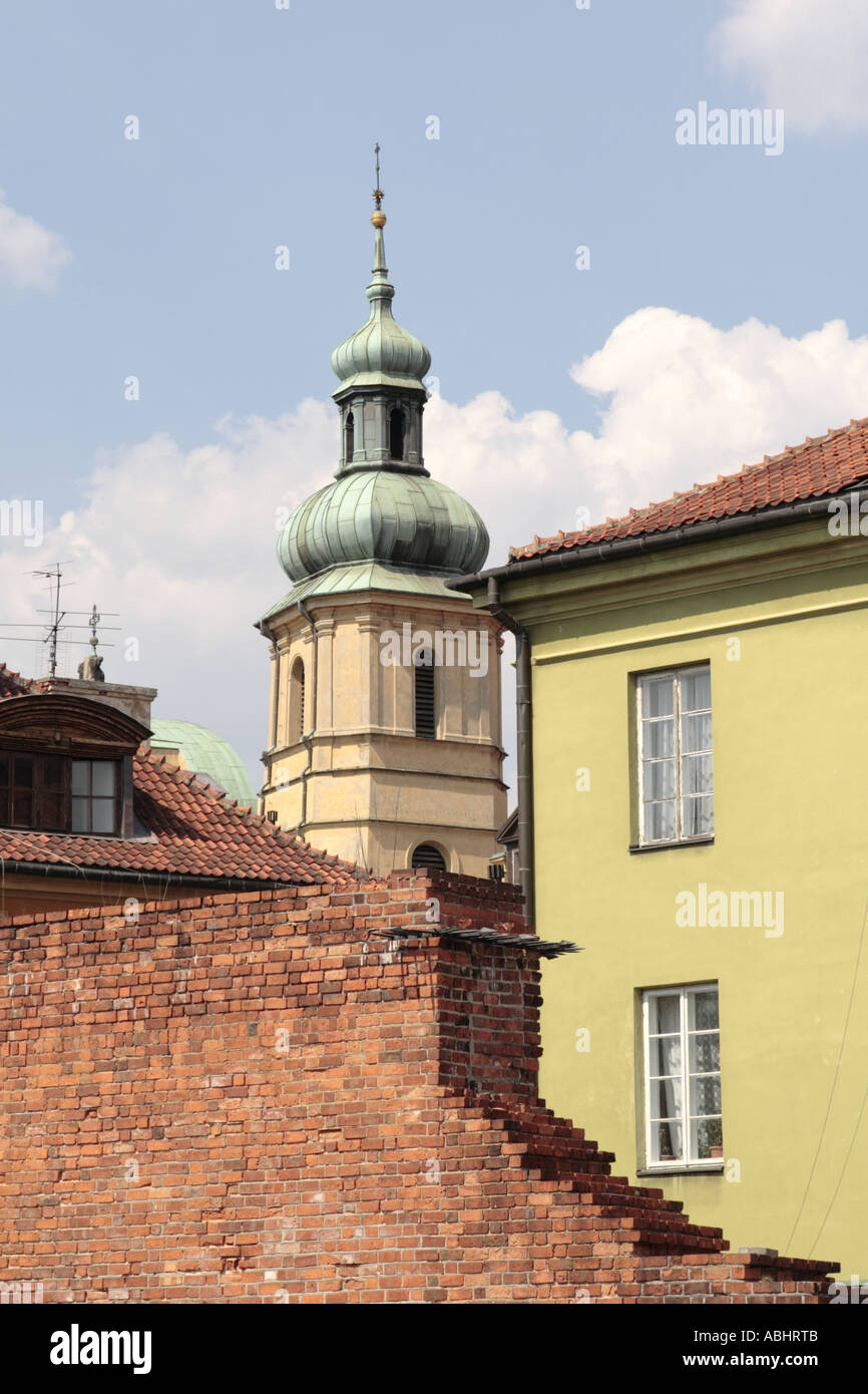 Vieille église sur les toits de la vieille ville de Varsovie Pologne Europe de l'Est sur les murs de la vieille ville Banque D'Images