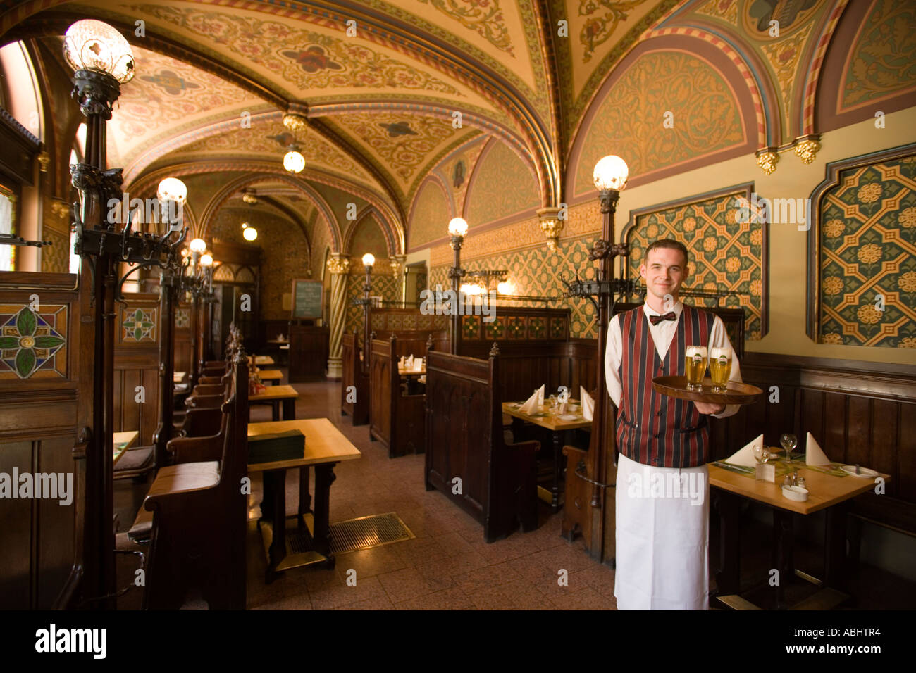 Waiter serving bières dans le restaurant Karpatia Pest Budapest Hongrie Banque D'Images