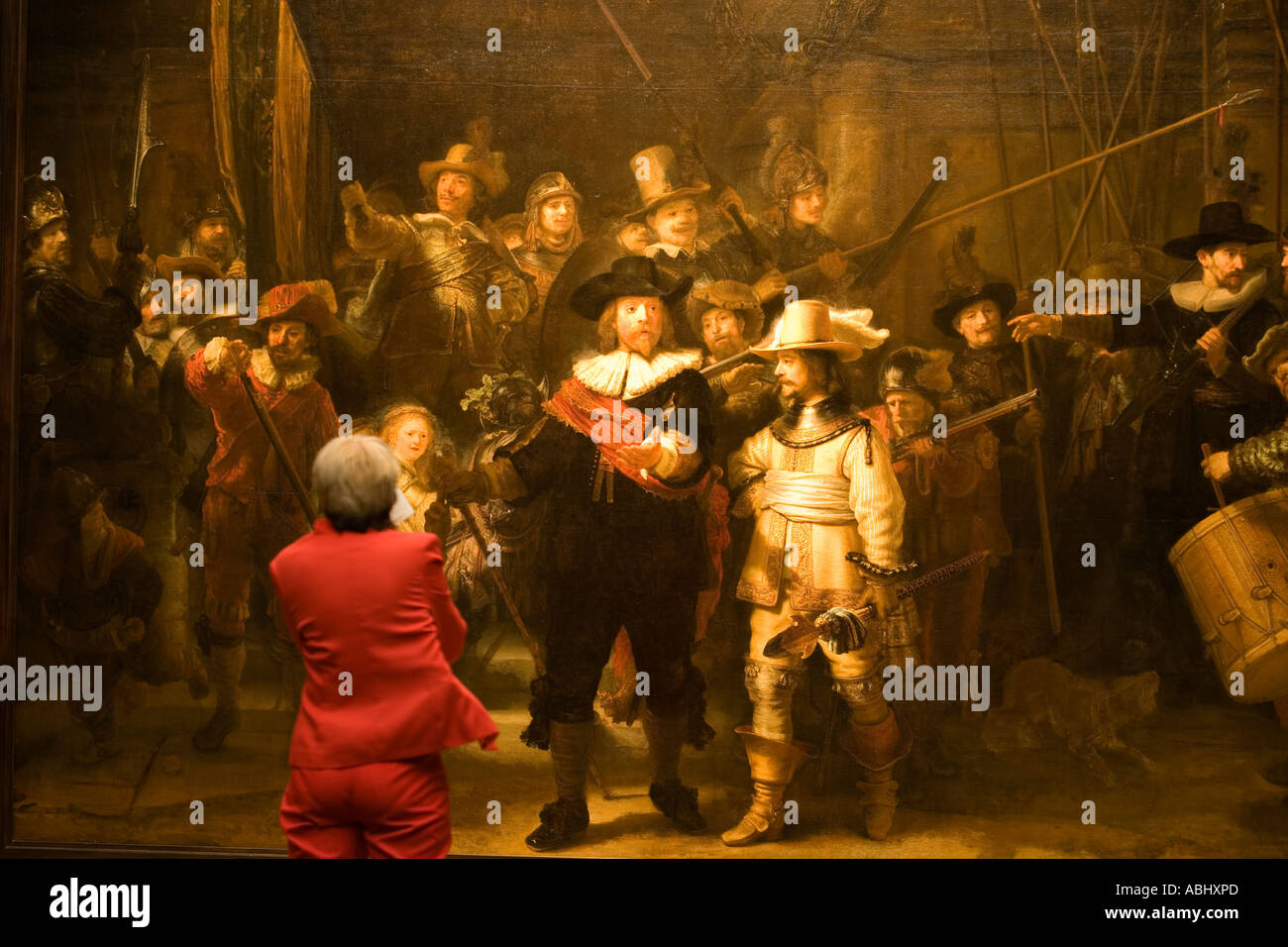 Visiteur à la peinture à la Ronde de nuit de Rembrandt vue arrière Rijksmuseum Amsterdam Visiteur à la peinture à la Ronde de nuit de Rembrandt vue arrière Rijksmuseum Amsterdam