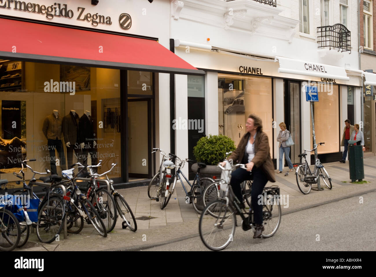 Vitrine de cycliste passant un luxe chemisier P C Hooftstraat Amsterdam Hollande Pays-Bas Banque D'Images