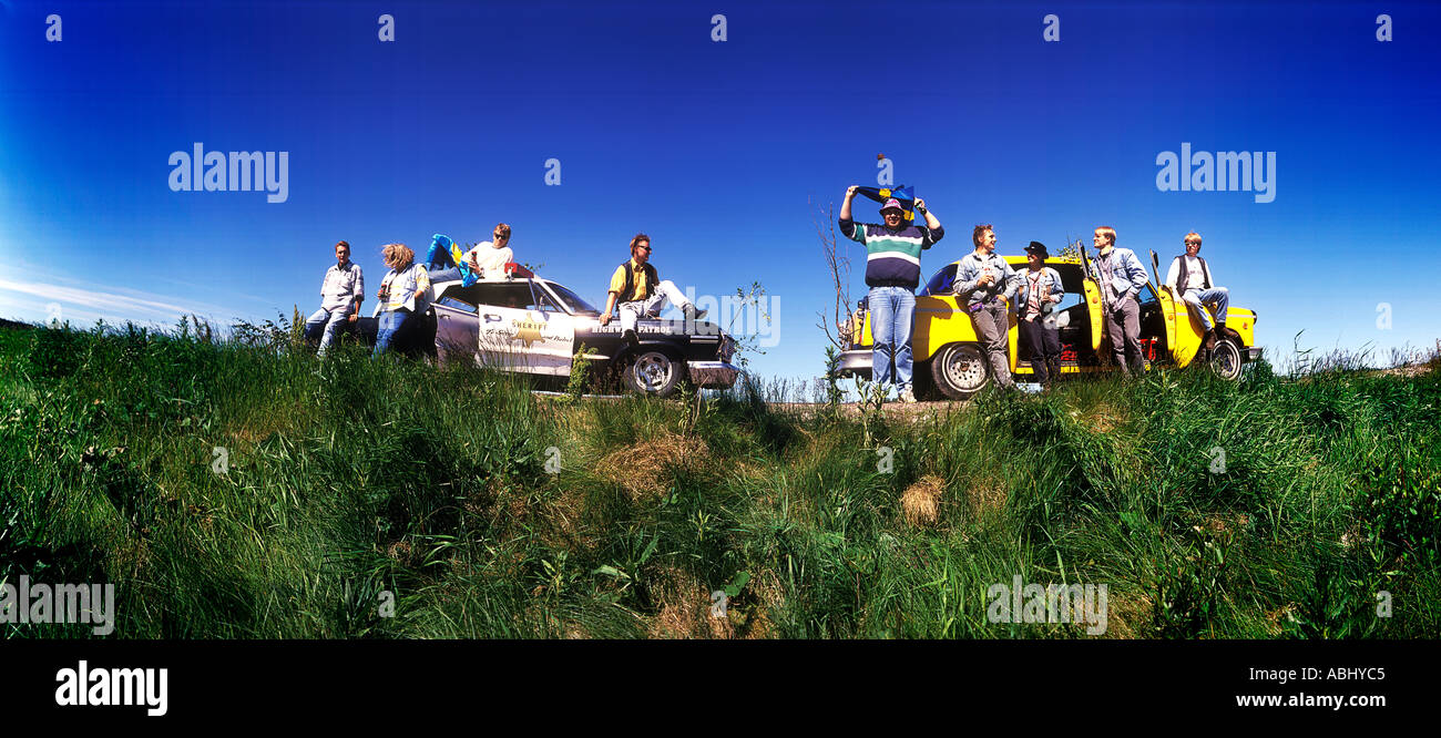 Un groupe d'adolescents autour de leurs voitures américaines au cours midsummers veille en Dalécarlie, Suède Banque D'Images