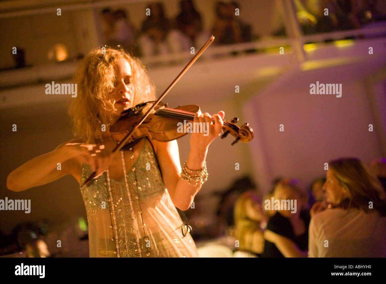 Jeune femme au cours d'un violon le caprice des deux Amsterdam Pays-Bas Netherlans Banque D'Images