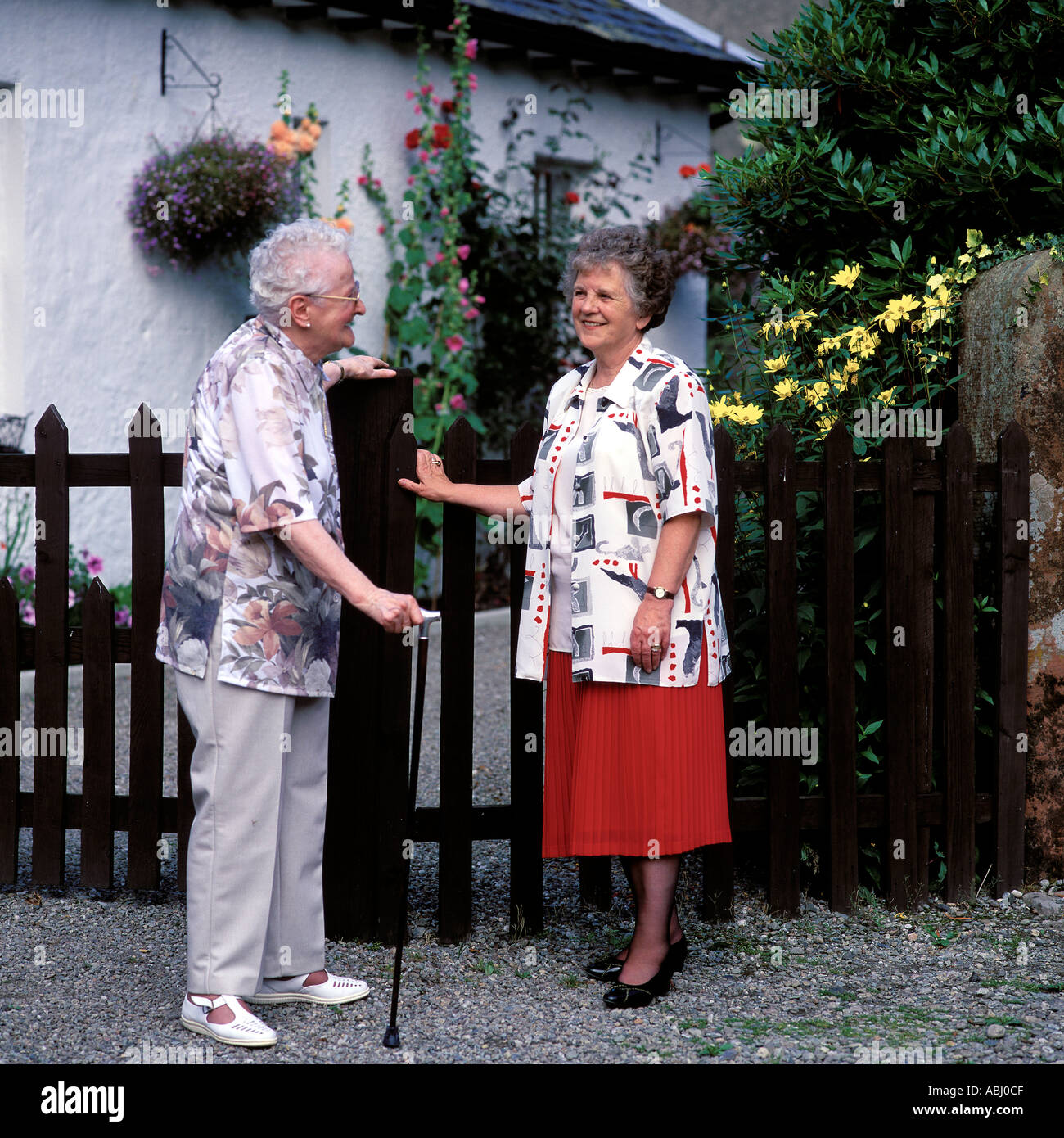 Deux générations de femmes à parler Banque D'Images