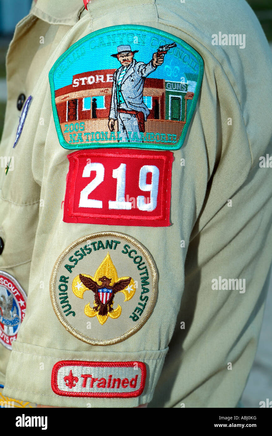 Boy-scout d'Amérique portant son uniforme. Banque D'Images