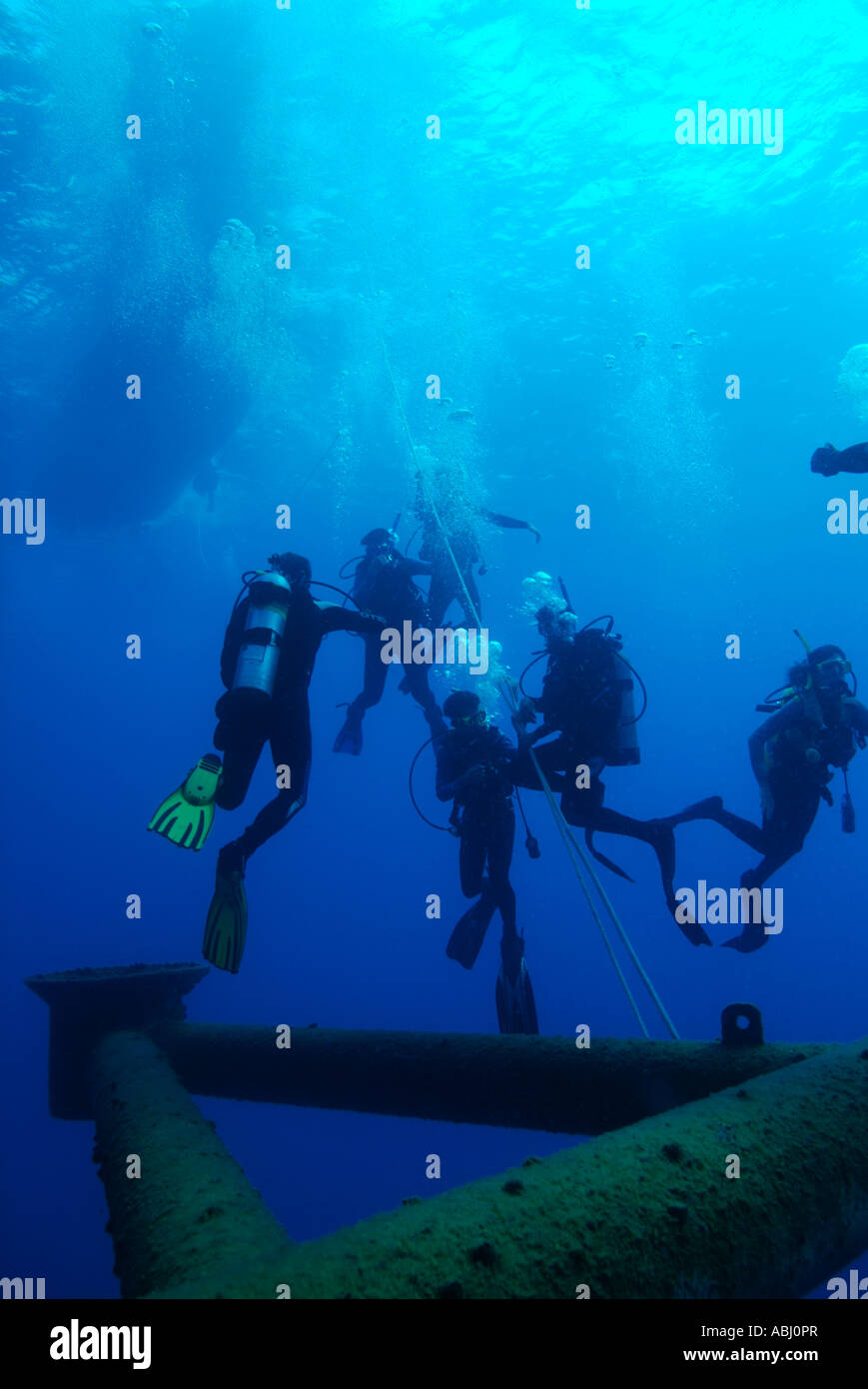 Les plongeurs la plongée sur une plate-forme pétrolière dans le golfe du Mexique. Banque D'Images