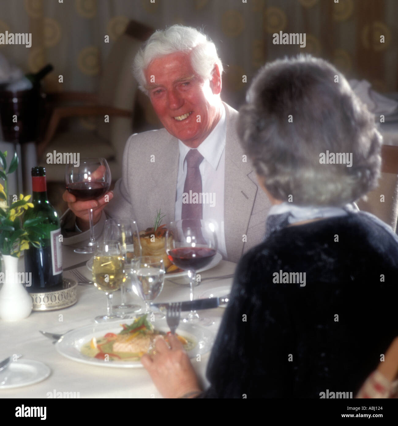 D'âge mûr en ville AU RESTAURANT. Autorisation MODÈLE DISPONIBLE SI NÉCESSAIRE. Banque D'Images