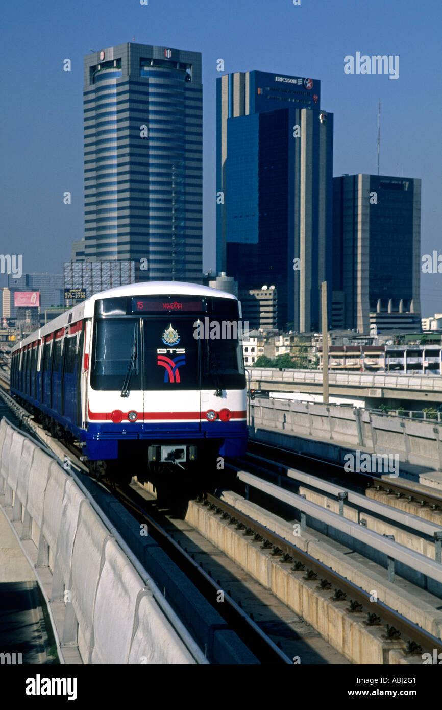 Le Skytrain et les édifices à bureaux, Bangkok, Thaïlande Banque D'Images
