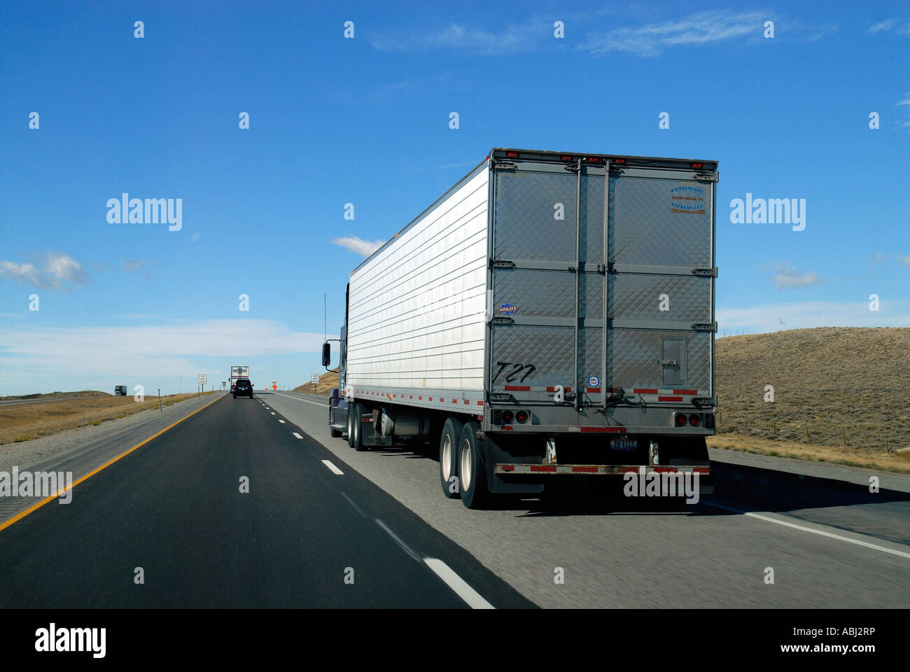 La conduite de camions sur une autoroute dans la région de Wyoming state in USA Banque D'Images