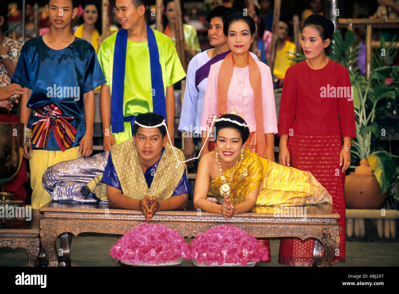 Des danseurs traditionnels à la cérémonie du mariage, au spectacle culturel, Roseraie, Bangkok, Thaïlande Banque D'Images