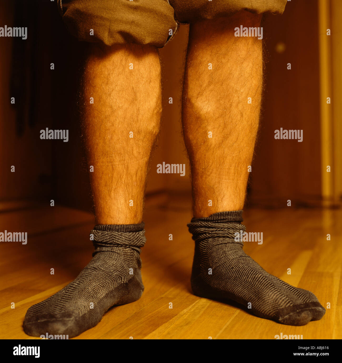 Chaussettes homme portant avec un pantalon retroussé Photo Stock - Alamy