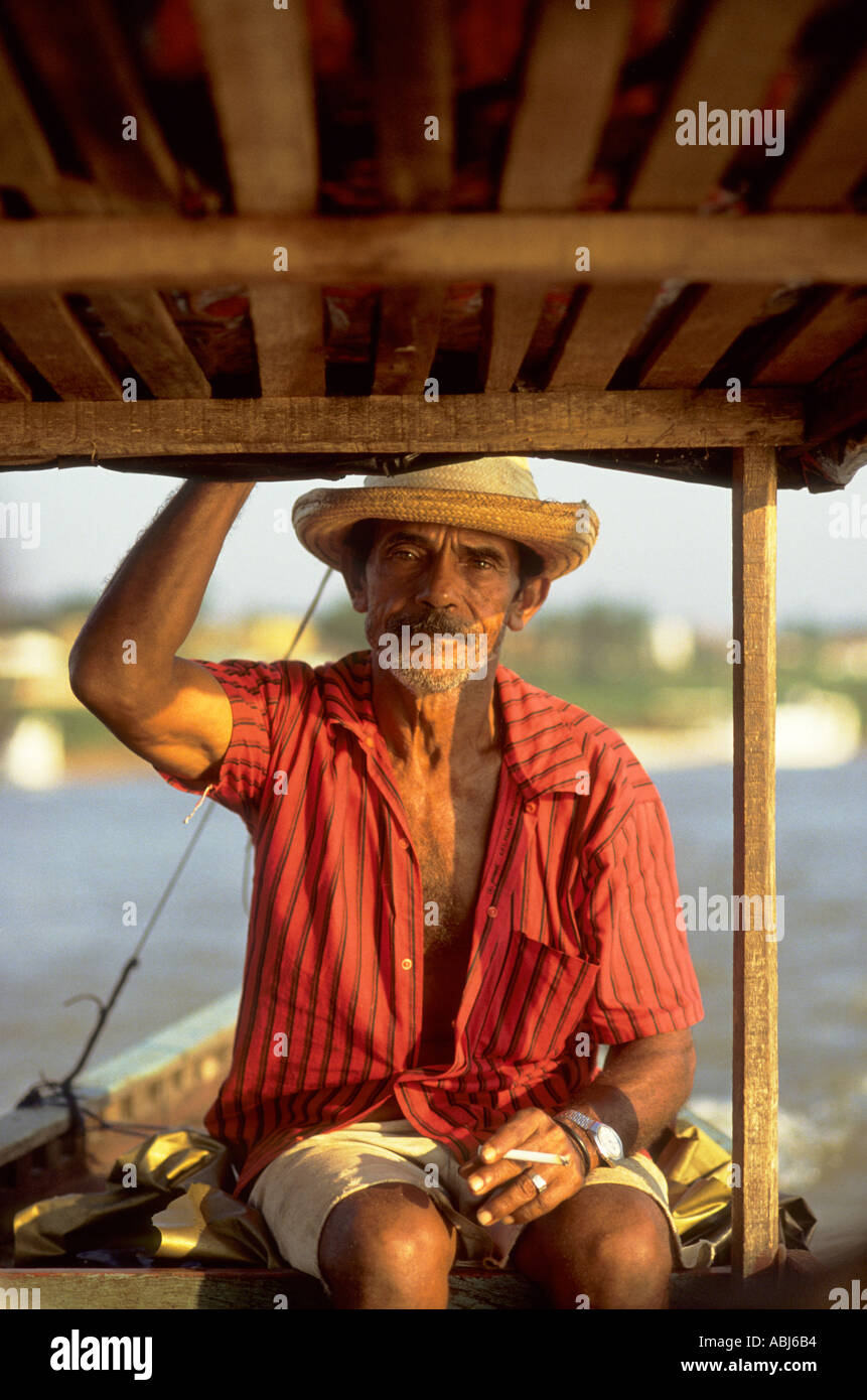 L'État de Para Amazon, au Brésil. "Capitaine Joao', un pêcheur sur la rivière à l'Araguaia Conceicao do, à bord de son bateau de fumer. Banque D'Images
