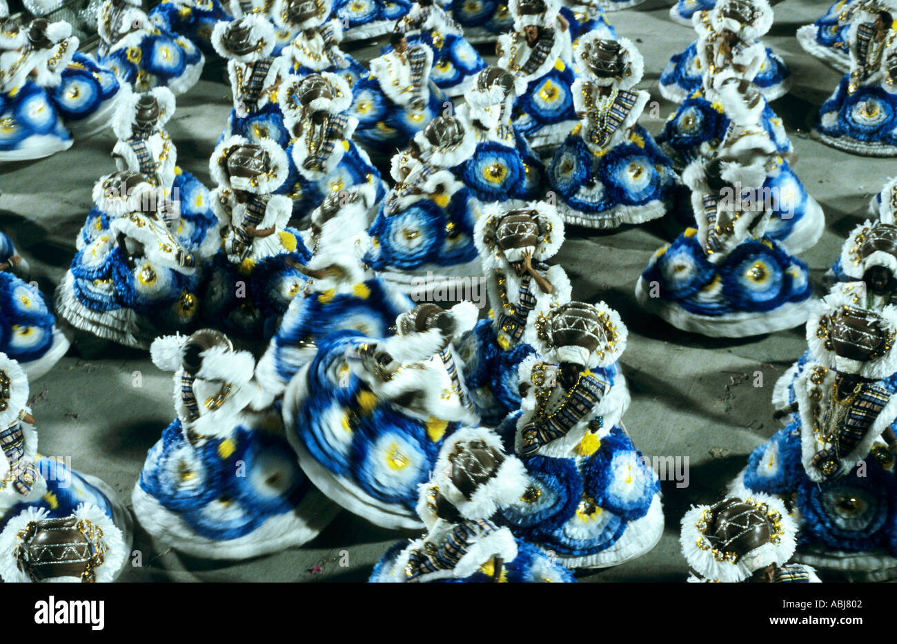 Rio de Janeiro, Brésil. Sambistas carnaval tourbillonnant ; en bleu, blanc et jaune articles robes. Banque D'Images
