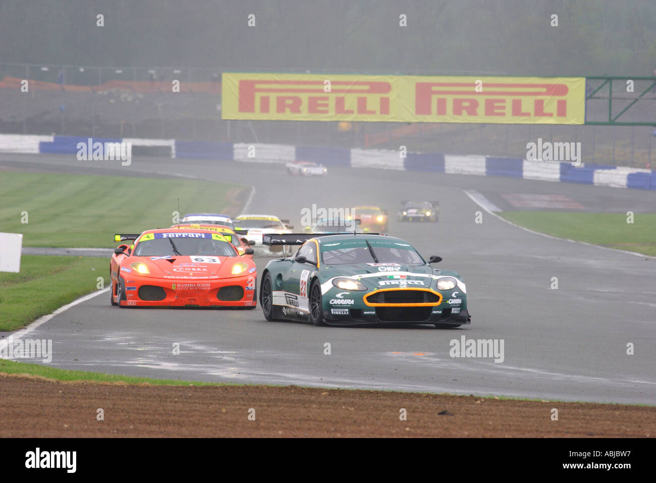 Pas de voiture 23 Aston Martin DBR9 avec les pilotes Fabrizio Gollin et Fabio Babini ronde de championnat FIA GT Silverstone 1 Mai 2006 Banque D'Images