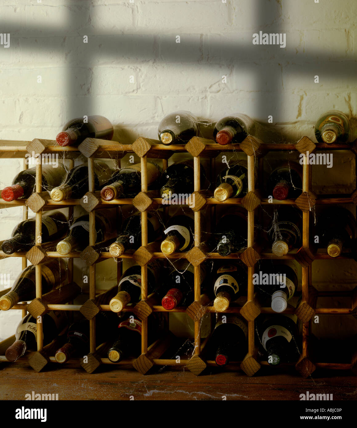 Un rack plein de bouteilles de vin Banque D'Images