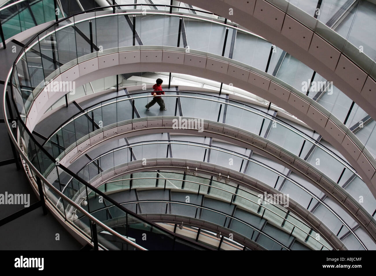 Petit garçon en rouge en bas de l'escalier tournant de cavalier de l'hôtel de ville de Londres, Angleterre, Royaume-Uni Banque D'Images