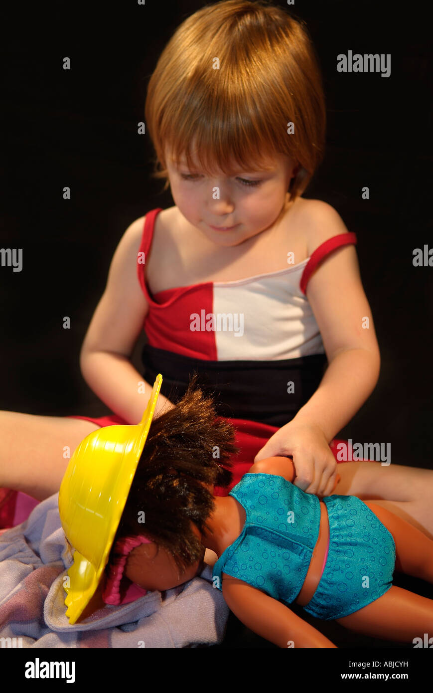 Jeune fille habiller sa poupée Photo Stock - Alamy