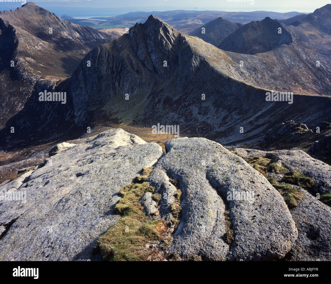 Vu de Mhor Cir Castail Abhail avec Holy Island au-delà Goatfell, Arran. Banque D'Images