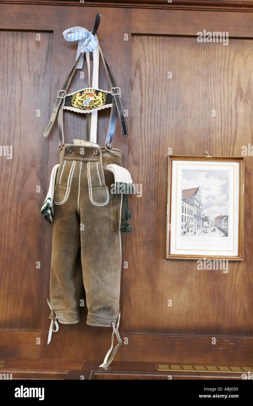Lederhosen bavarois traditionnel (culottes en cuir longueur genou).Munich,  Bavière, Allemagne Photo Stock - Alamy