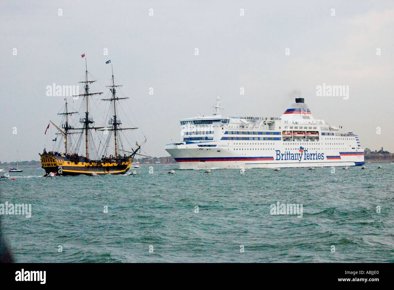 Grand Turk est en comme HMS Victory et rencontre Normandie Ferry à Trafalgar 200 Revue de la flotte Portsmouth le 28 juin 2005 Banque D'Images