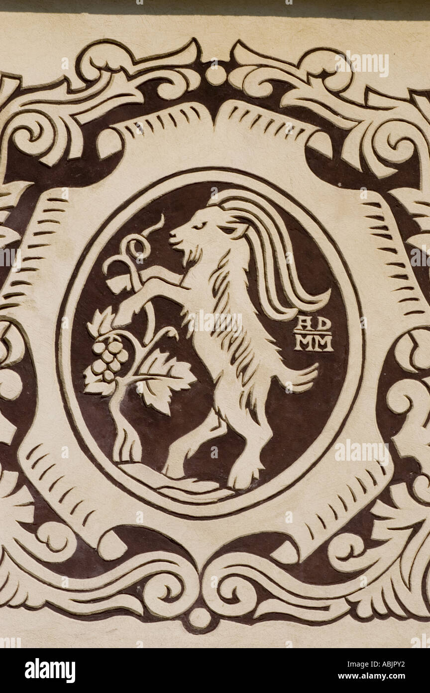 Peinture murale de la crête de Lublin représentant une chèvre debout mangeant des raisins, exécutée dans un style sgraffito décoratif sur la façade d'un bâtiment. Banque D'Images