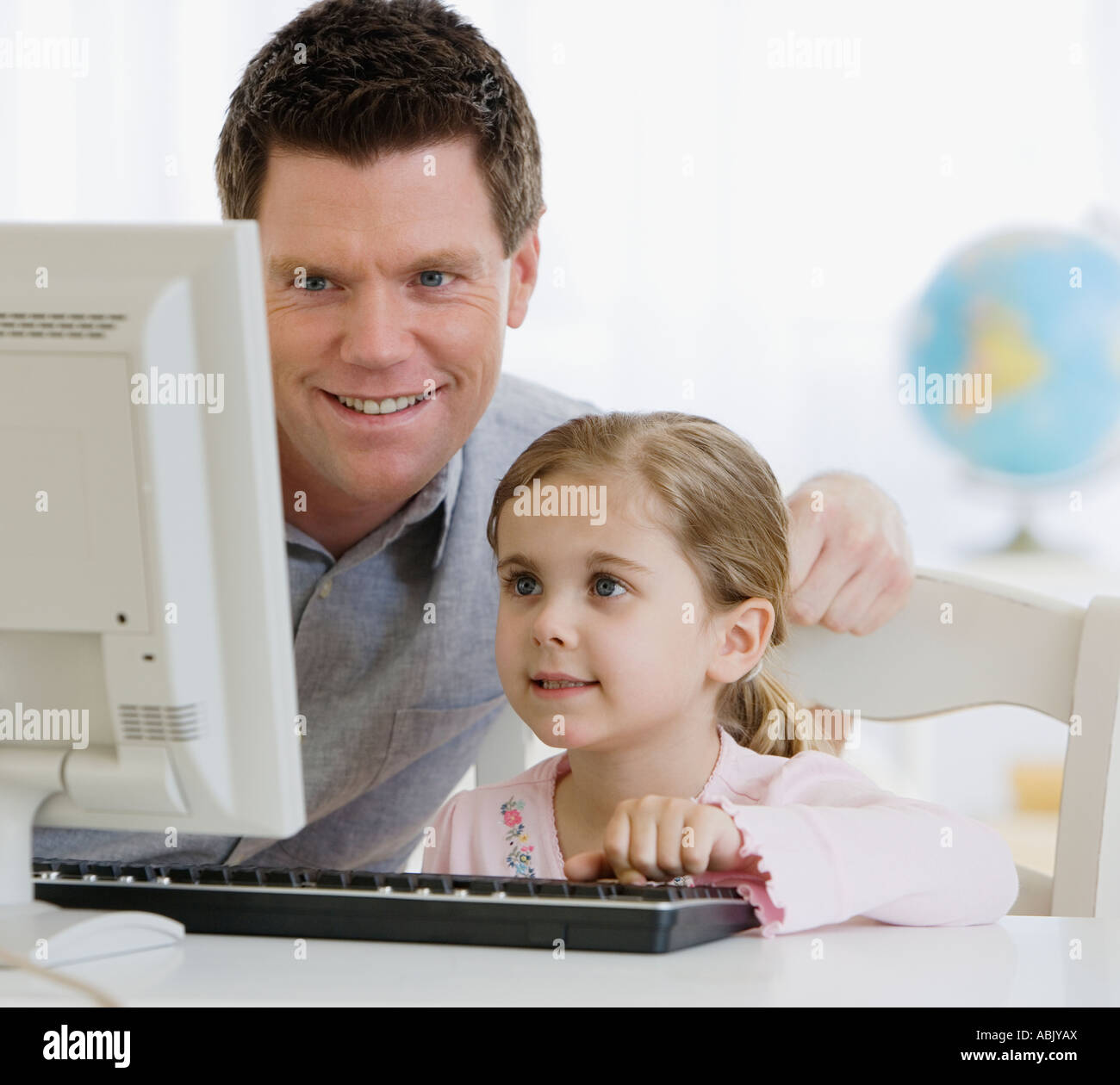 Père et fille looking at computer Banque D'Images