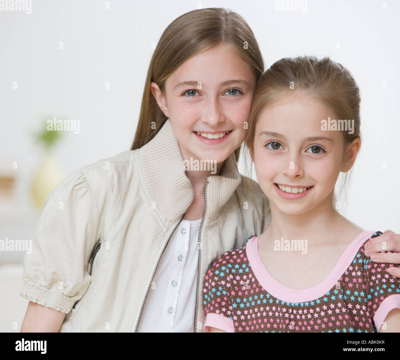 Close up of sisters hugging Banque D'Images