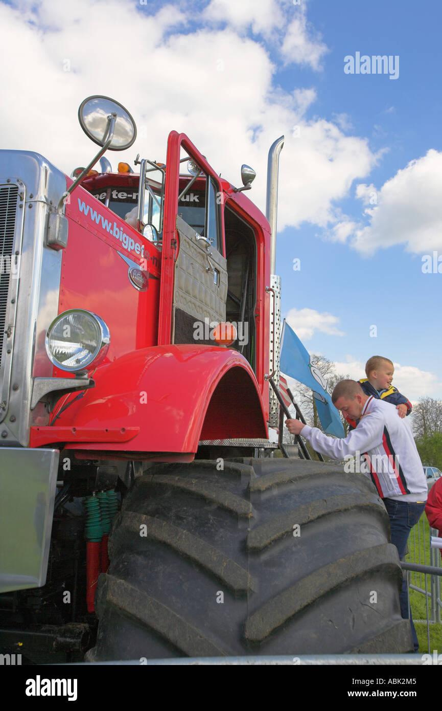 Enfant rencontre enthousiaste monster truck big pete Banque D'Images