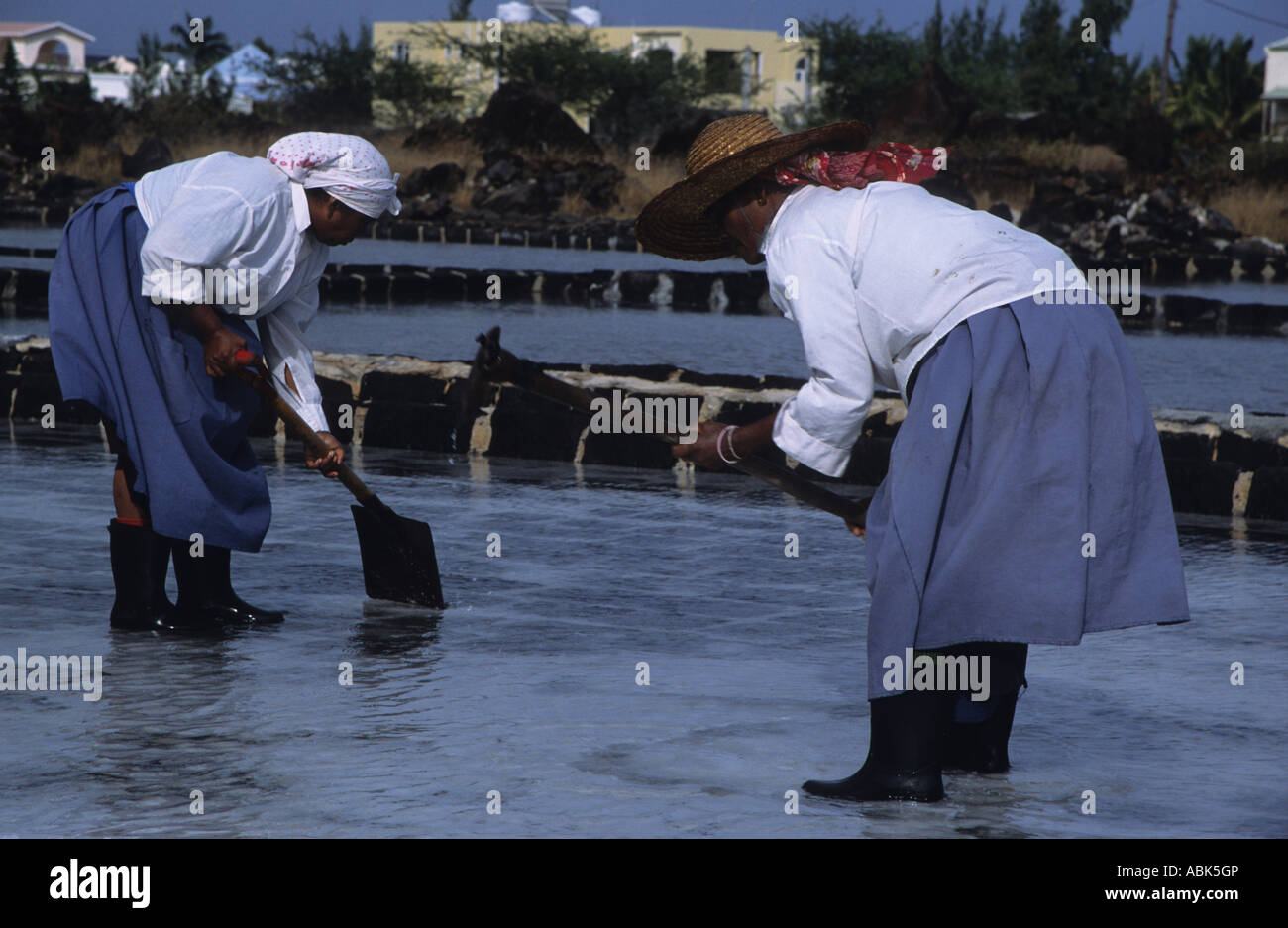 Les femmes qui travaillent sur les salines, Tamarin, Rivière Noire du Nord, l'Île Maurice, océan Indien, Afrique Banque D'Images