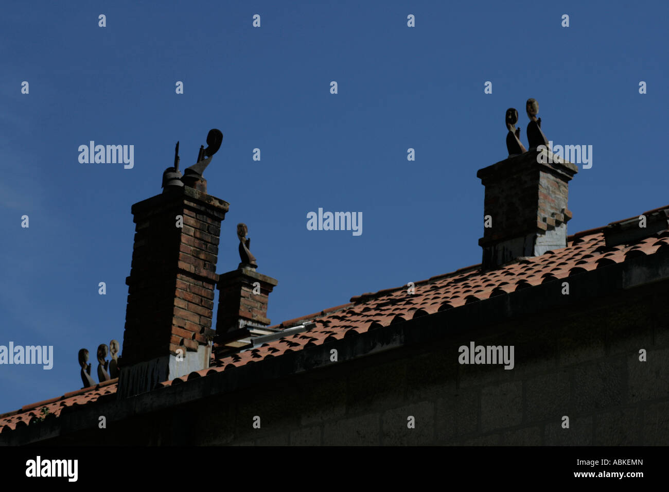 Pots en terre cuite sur cheminée croate roof, paysage Banque D'Images