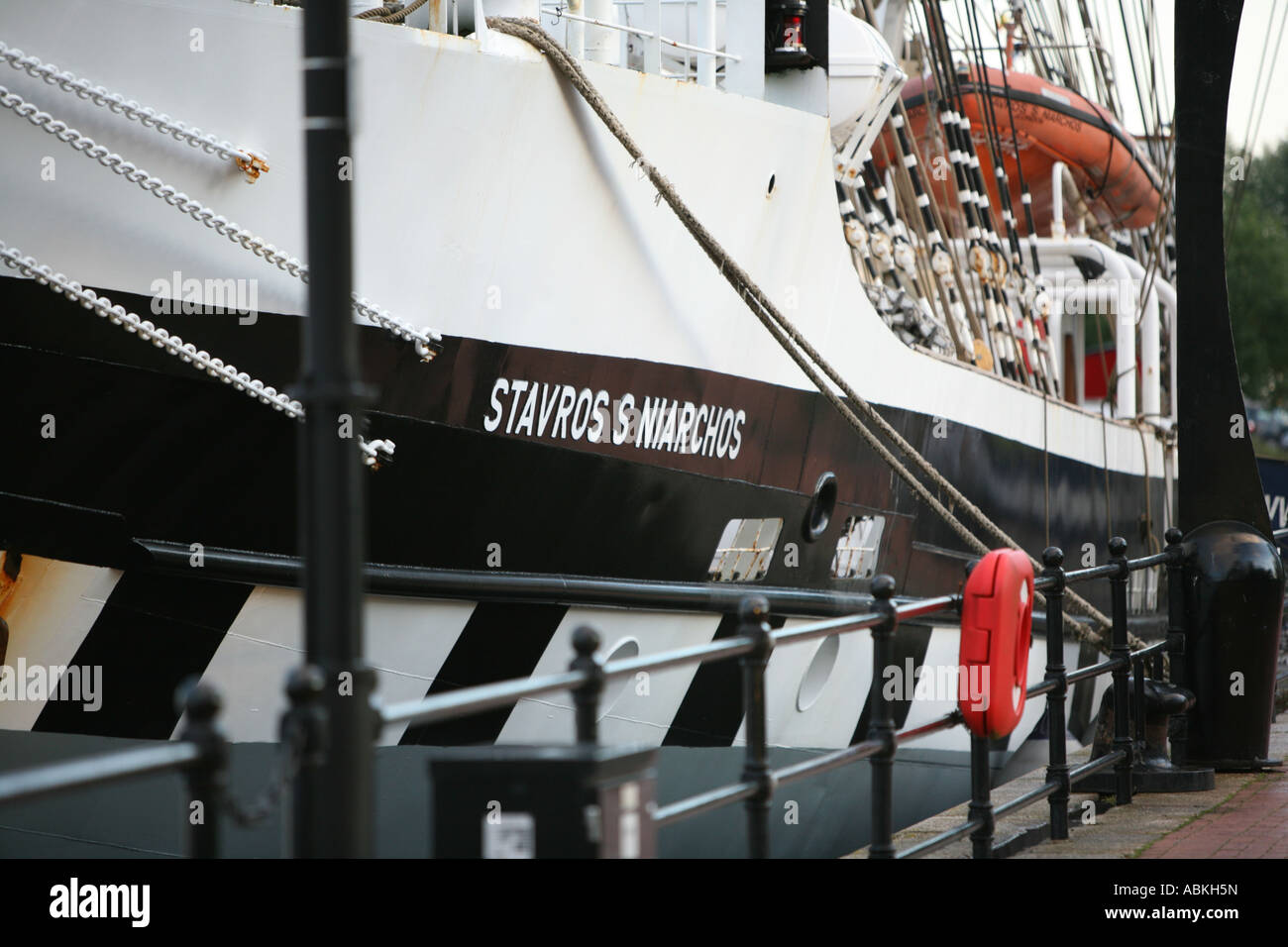 Tall Ship youth trust Stavros s niarchos voilier à quai dans la baie de Cardiff Banque D'Images