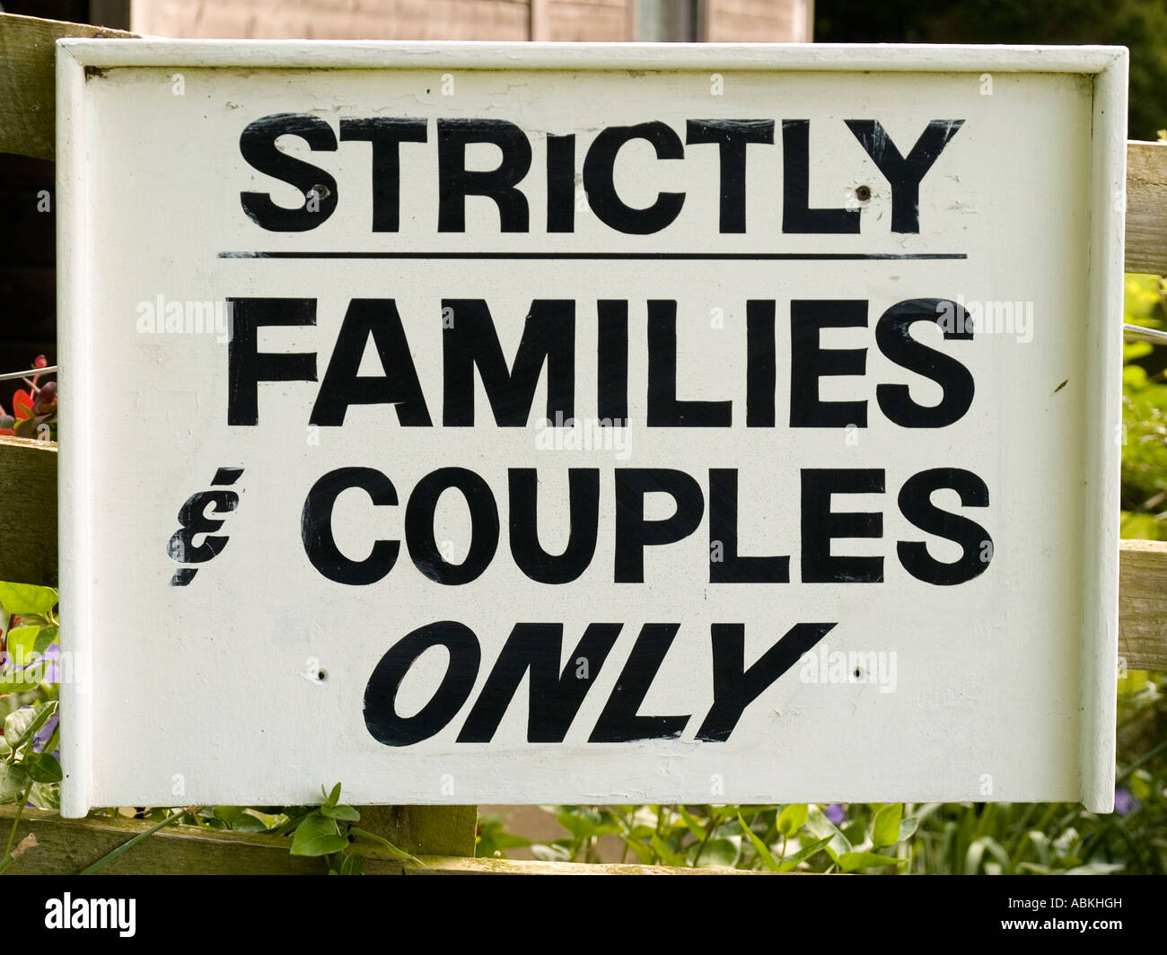 Inscrivez-vous à un camping site disant strictement les familles et couples seulement Banque D'Images