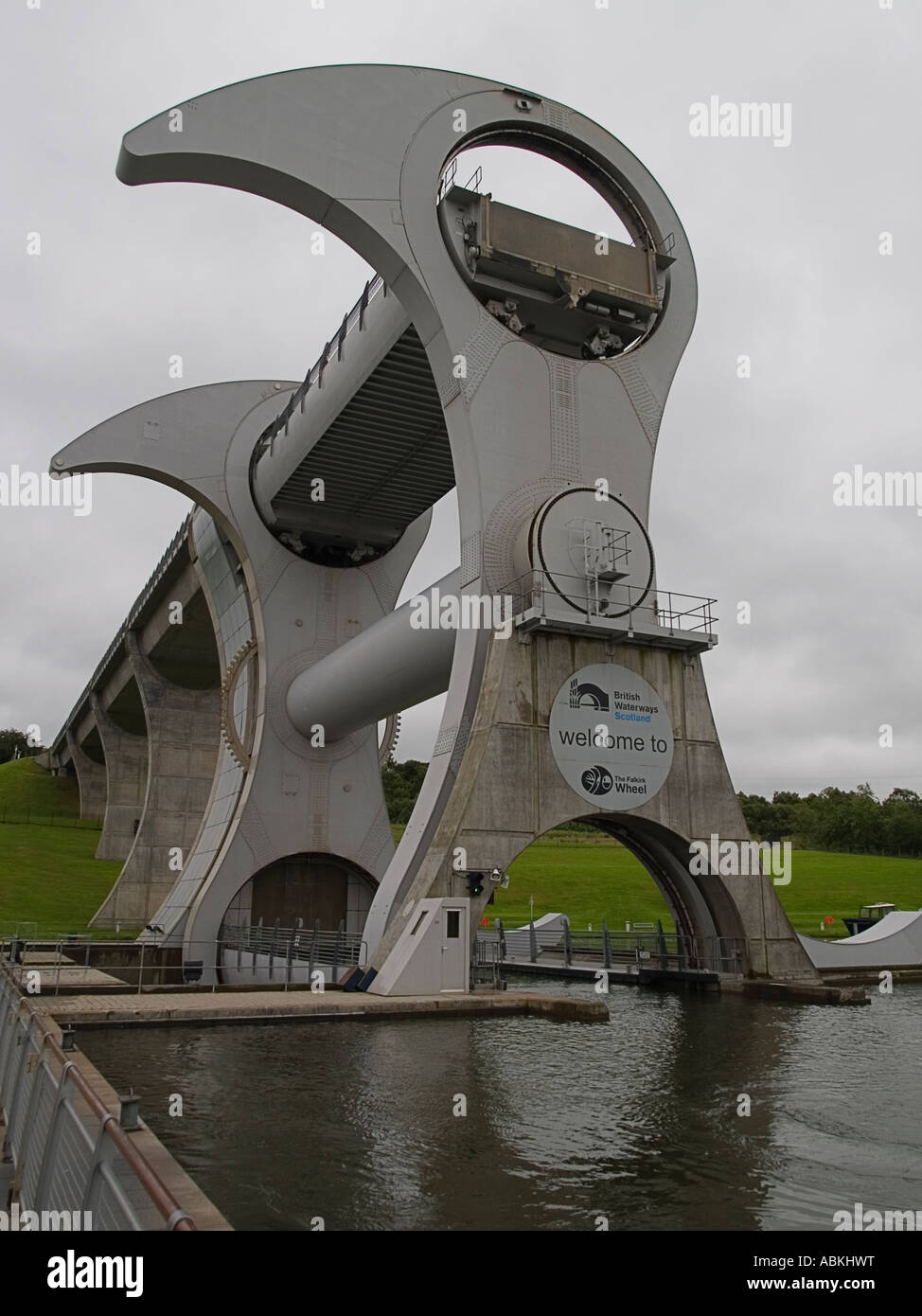 La roue de Falkirk un ascenseur à bateaux rotatif unique et moderne de se joindre à l'Union européenne et de l'avant et Clyde Canals Banque D'Images