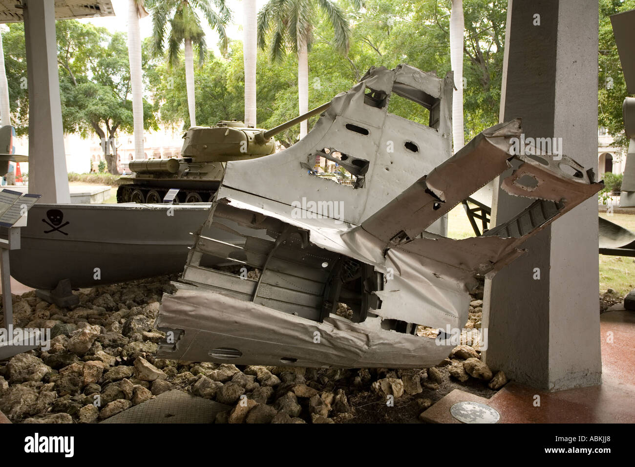 Restes d'un avion espion américain abattu au cours de la révolution dans le Museo de la Revolucion, anciennement palais de Batista à La Havane Banque D'Images