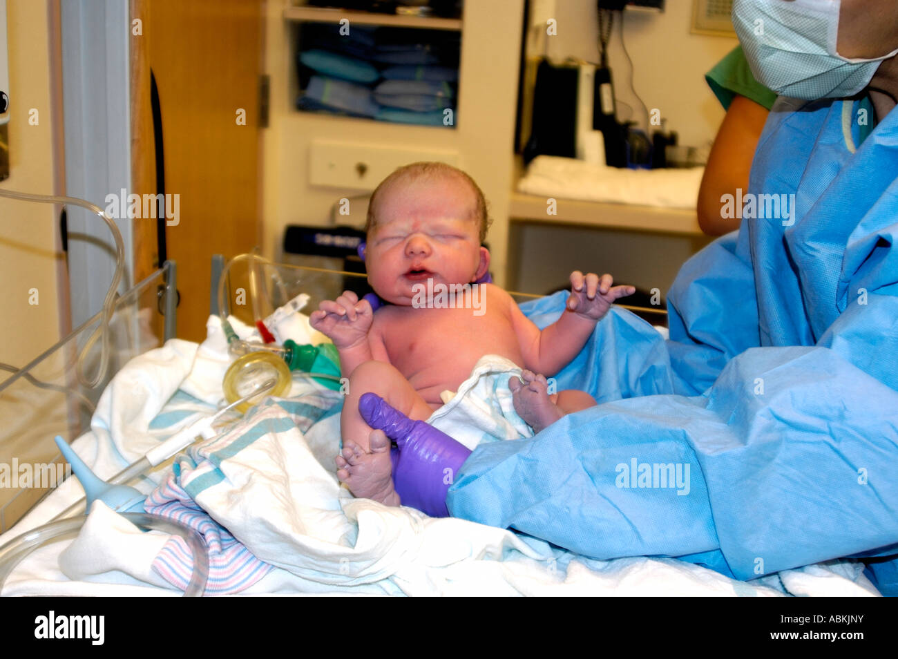Les soins post-partum de bébé garçon par césarienne San Diego California  USA Photo Stock - Alamy