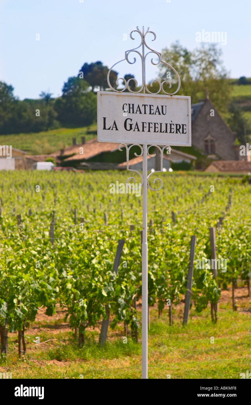 Un Panneau Blanc Dans Le Vignoble Disant Chateau La Gaffeliere Saint Emilion Bordeaux Gironde Aquitaine France Photo Stock Alamy