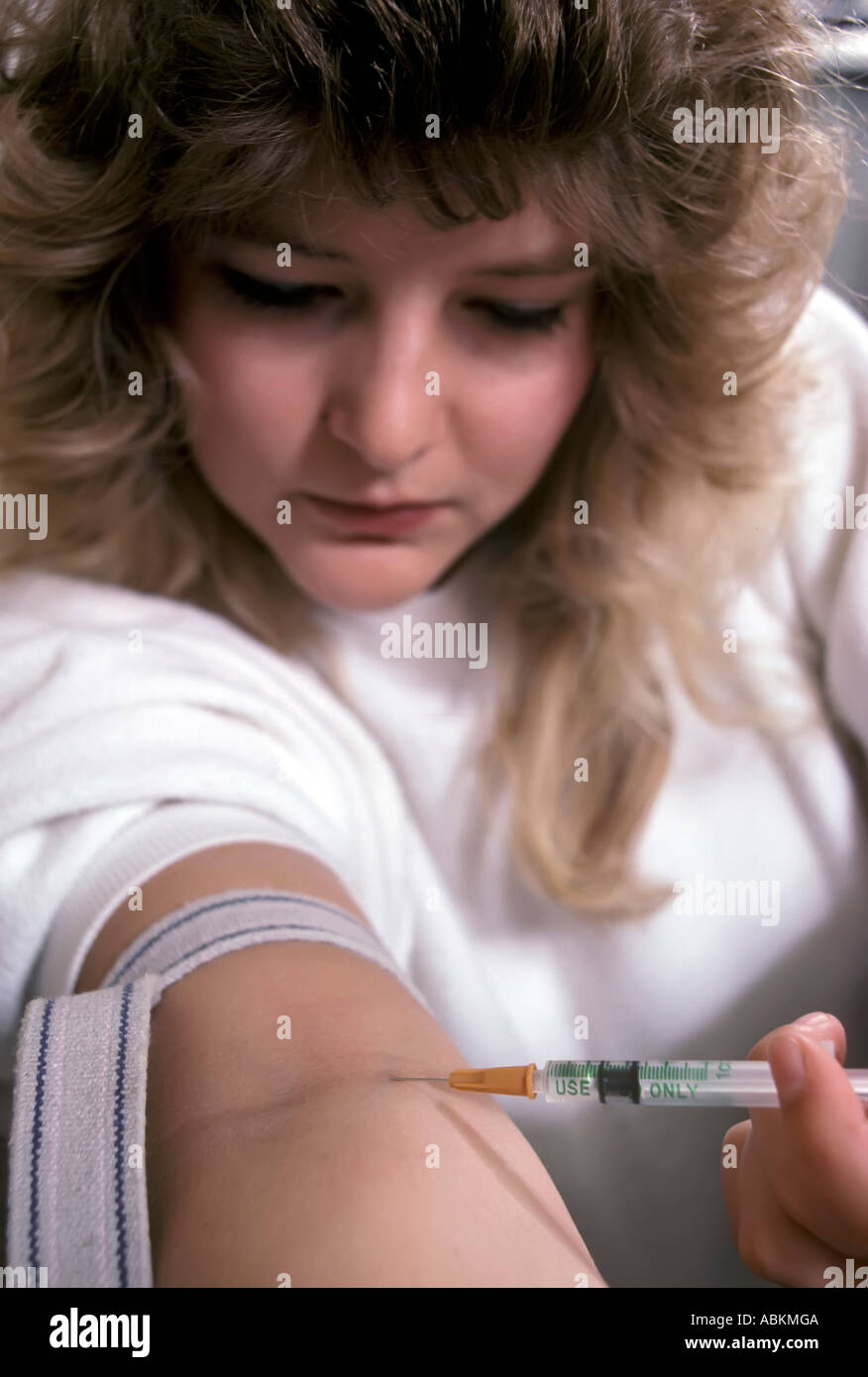 Femme s'injecte des drogues dans son bras pour se droguer et satisfaire une dépendance aux drogues Banque D'Images