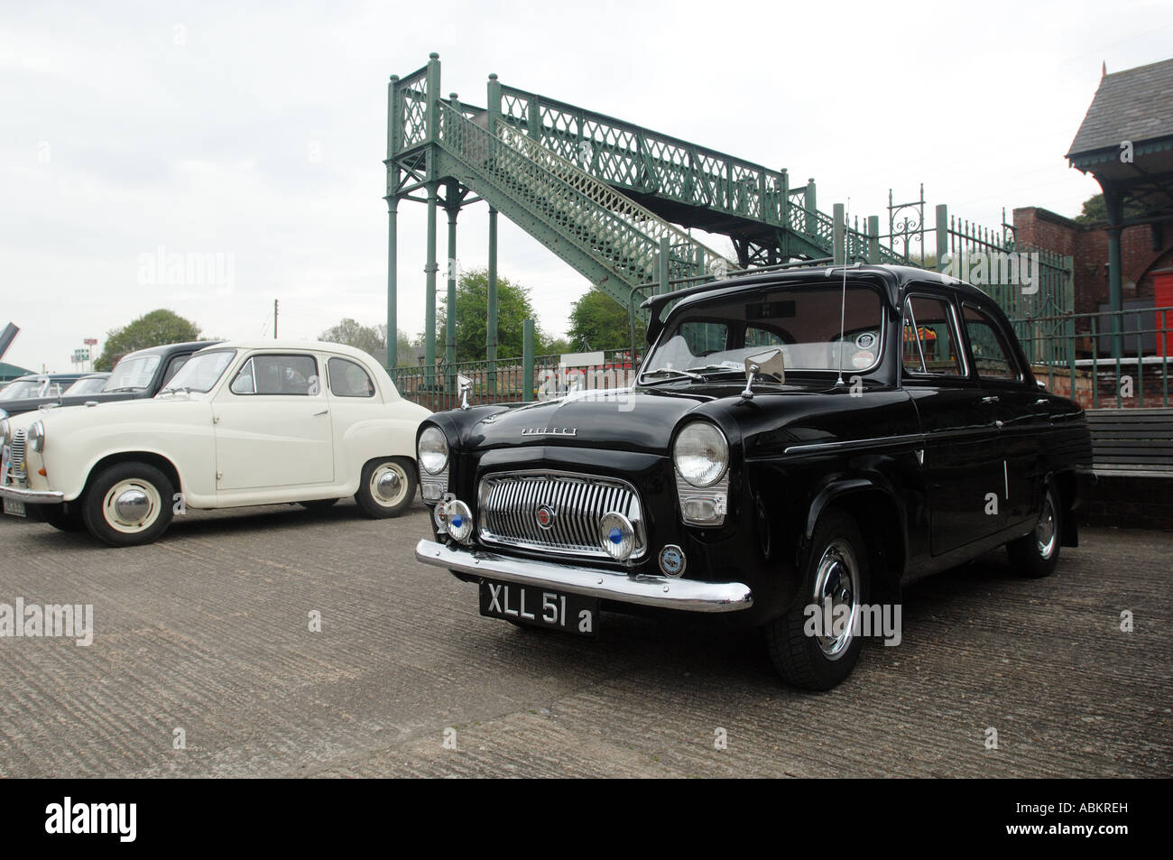Ford Prefect voiture en noir à la Elsecar Heritage Centre avec un pont de chemin de fer dans l'arrière-plan Banque D'Images