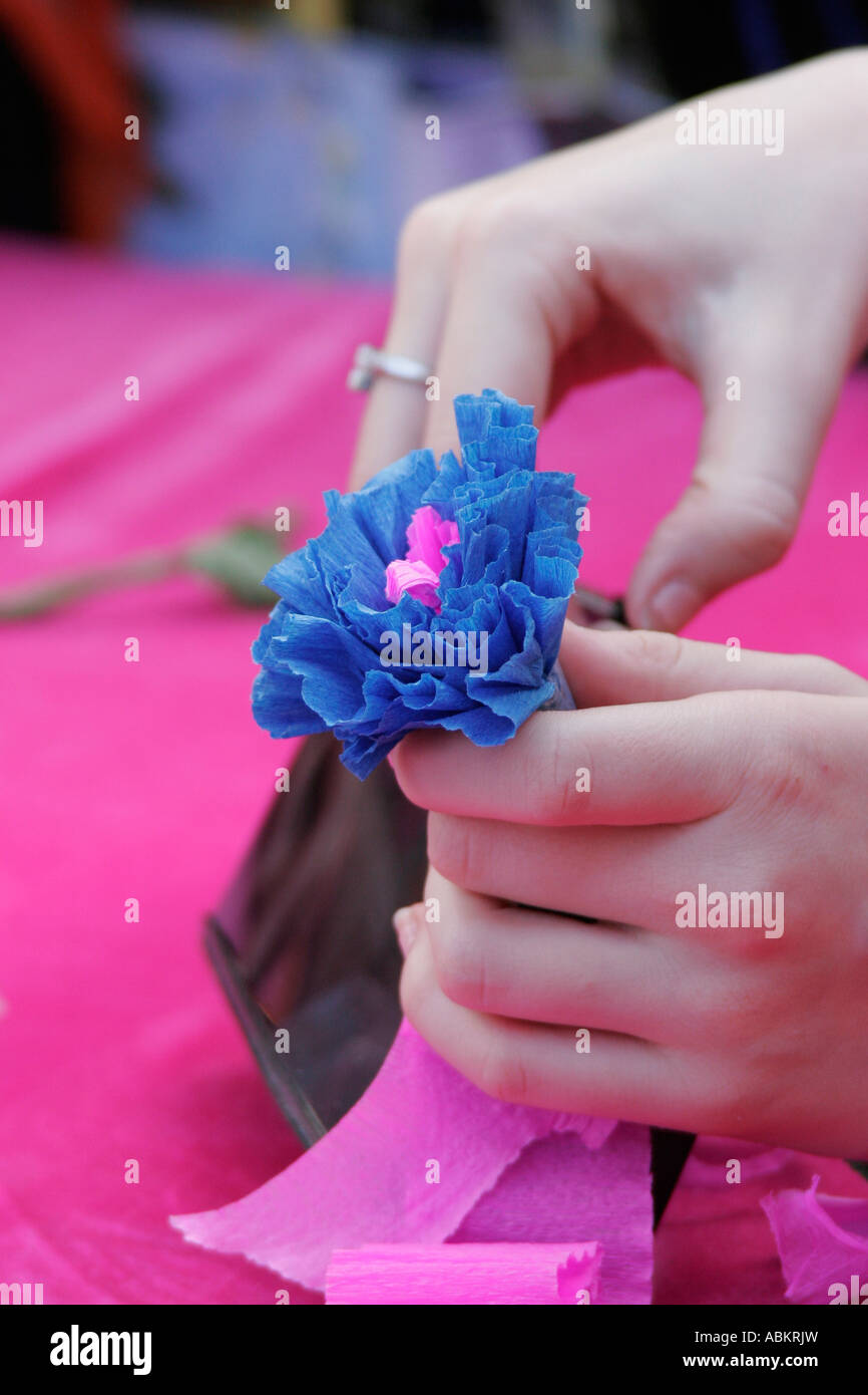 Faire des fleurs en papier crépon à Regents Street Festival London 2006 Banque D'Images