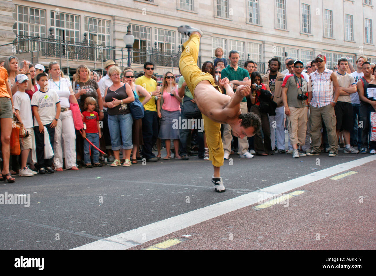 La Capoeira traditionnel brésilien arts martiaux à Regent Street Festival 2005 Banque D'Images