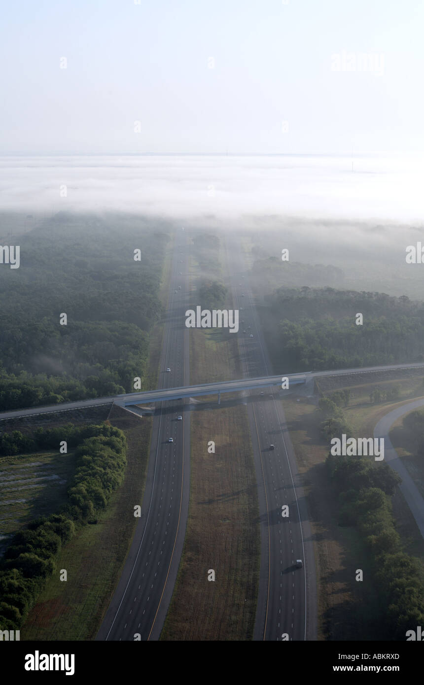 Photo aérienne panoramique de Floride brumeux vide-nous 75 heures tôt le matin route Banque D'Images