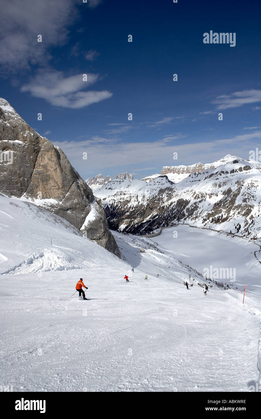 Skieurs sur le glacier de MARMOLADA dans le magnifique paysage des Dolomites Italie Banque D'Images