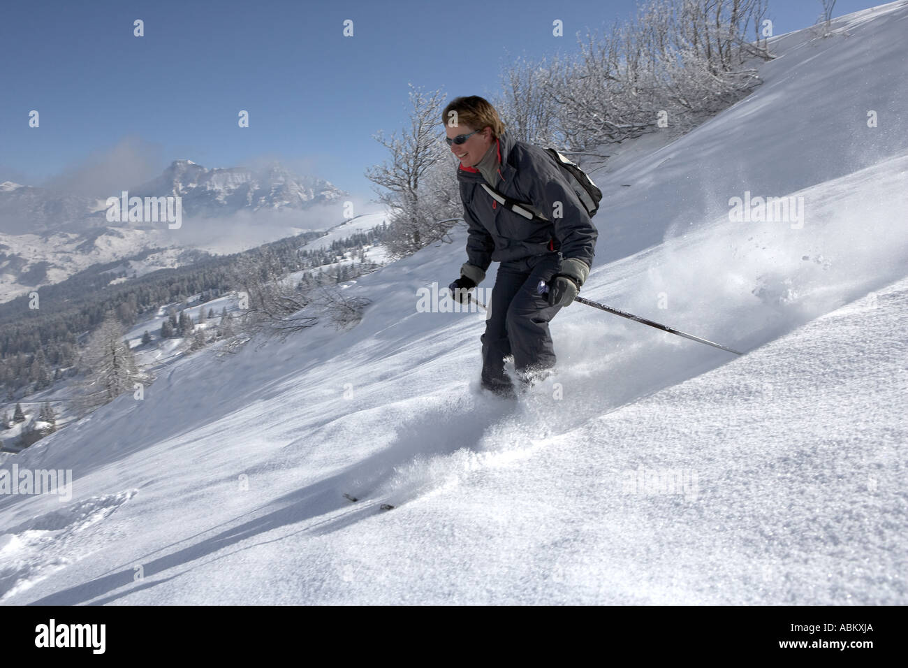 Sur le skieur près de Sella Ronda Campolongo Pass au milieu des paysages spectaculaires Dolomites Italie Banque D'Images