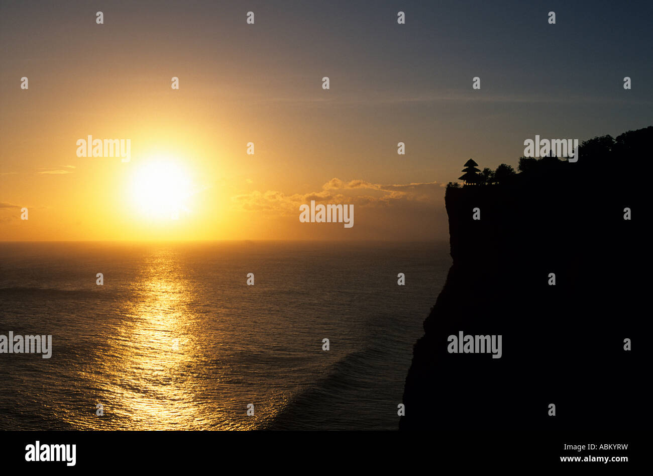 Temple d'Uluwatu (Pura Luhur Uluwatu) au sud ouest de Bali au coucher du soleil. Banque D'Images